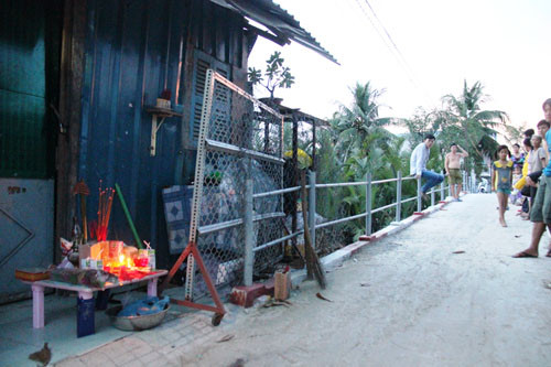 Bàn thờ 2 dì cháu được người dân lập trước căn nhà đóng kín cửa suốt nhiều ngày qua.