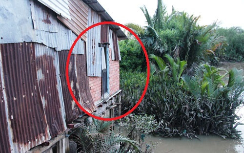Cửa sau căn nhà ngay cạnh con sông, nơi con gái và người em của chị Lài không may rơi xuống chết đuối.