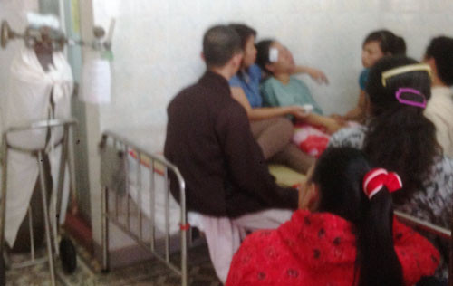 Cuối cùng thi tin về cái chết thảm của con, em mình cũng được người thân cho biết, chị Lài khóc nghẹn rồi ngất lim...