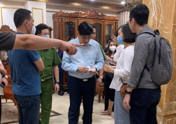 Nhieu canh sat xuat hien tai nha ong Nguyen Thanh Long-Hinh-2