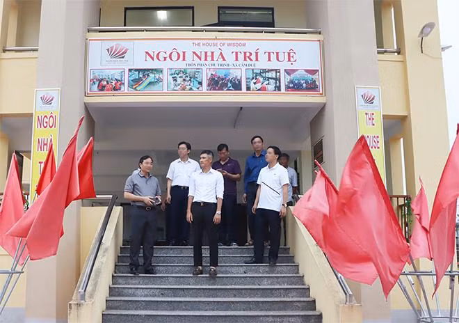 Hoai Linh di trao qua, Cong Vinh duoc doi xu sao sau on ao tu thien?-Hinh-4