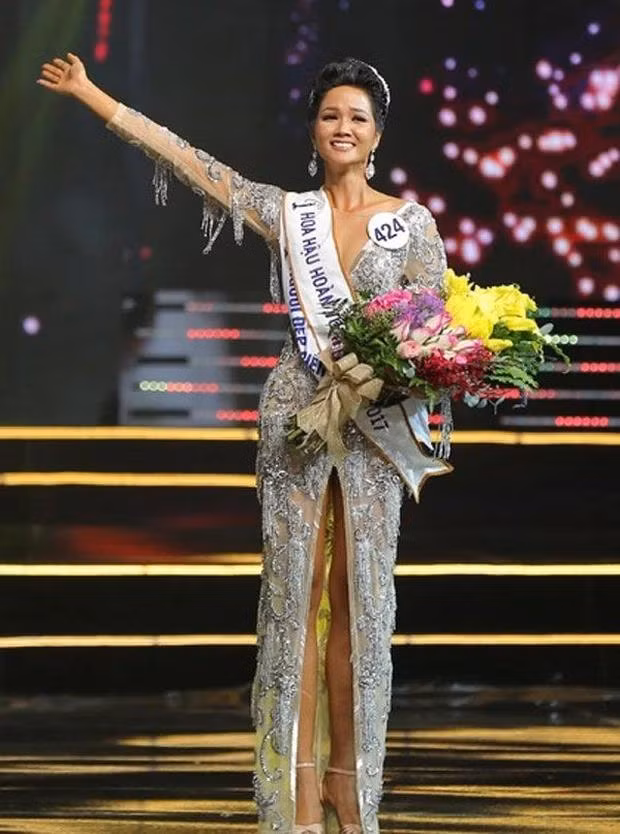 Chiec vay bao hieu Ngoc Chau se dang quang Hoa hau Hoan vu VN-Hinh-5