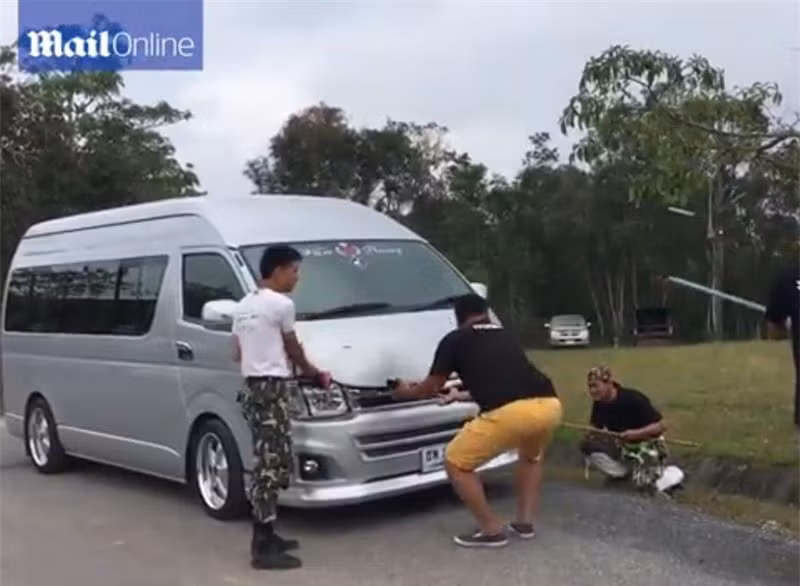 Tóm gọn rắn hổ mang hơn 3,5m trong cốp xe ở Thái Lan - Hình 2 Tom gon ran ho mang hon 3,5m trong cop xe o Thai Lan-Hinh-2