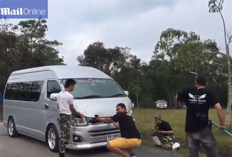 Tóm gọn rắn hổ mang hơn 3,5m trong cốp xe ở Thái Lan Tom gon ran ho mang hon 3,5m trong cop xe o Thai Lan