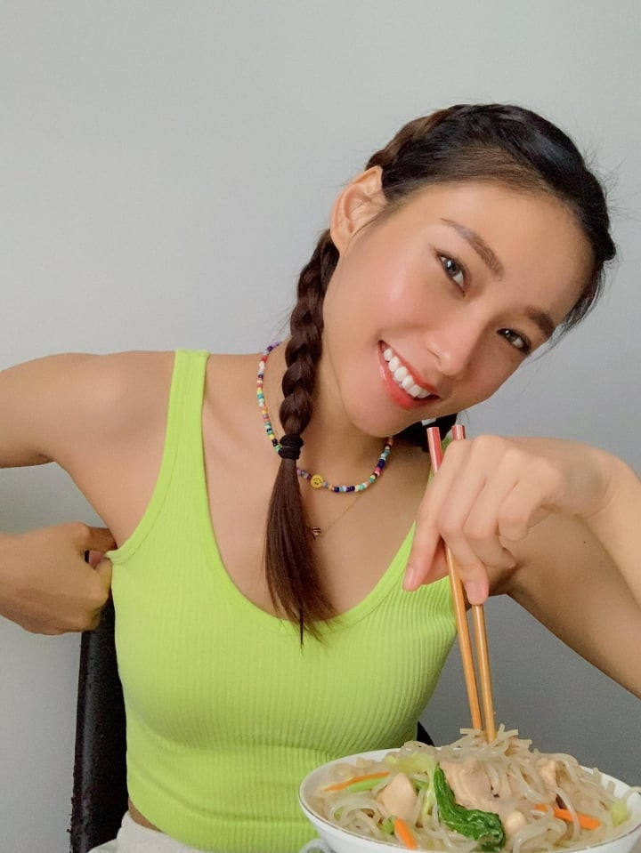 Với lợi thế ngoại hình, Phương Trinh ưa chuộng phong cách thời trang gợi cảm.