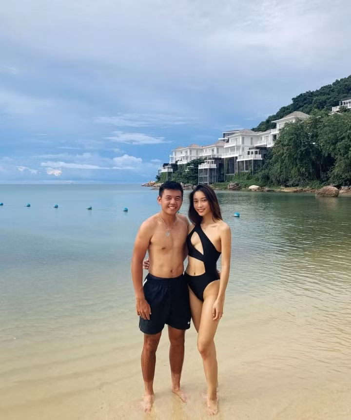 Thời điểm mới yêu, Phương Trinh tiết lộ Hoàng Nam từng nhắn tin thẳng thắn với cô: "Nam ngủ lúc 9 giờ tối, thức lúc 7 giờ sáng, tập luyện và đi đánh giải liên tục. Nam không có đủ thời gian cho Trinh nên nếu can đảm thì làm bạn gái anh". Và thế là cô gật đầu vì sự chân thành đáng yêu đó.