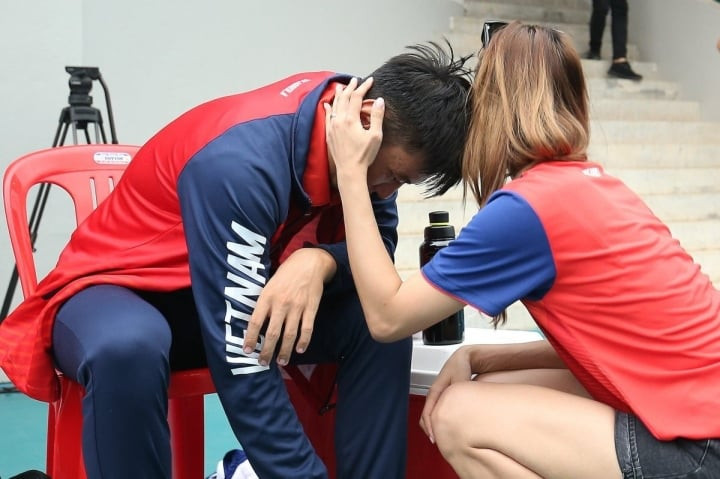 Theo dõi chồng thi đấu trong tình trạng sức khoẻ không tốt, bà xã Phương Trinh không khỏi lo lắng. Sau khi trận đấu kết thúc, cô đã đến bên an ủi, chăm sóc chồng. Hành động của Phương Trinh ngay lập tức nhận được sự thu hút lớn từ phía công chúng. Nhiều người bắt đầu tìm hiểu thông tin về bà xã của tay vợt số 1 Việt Nam.