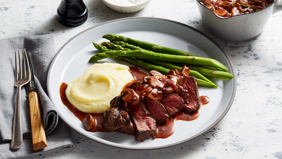 Măng tây chứa nhiều chất chống oxy hóa, giúp bảo vệ khỏi các tác nhân gây ung thư. Đặc biệt, chất cholin có trong nó giúp tăng cường chức năng não và giảm nguy cơ mắc các bệnh liên quan đến tuổi già như Alzheimer. Loại rau này còn chứa nhiều vitamin C và chất chống oxy hóa, giúp bảo vệ da khỏi tác hại của tia UV và giảm tình trạng lão hóa da.