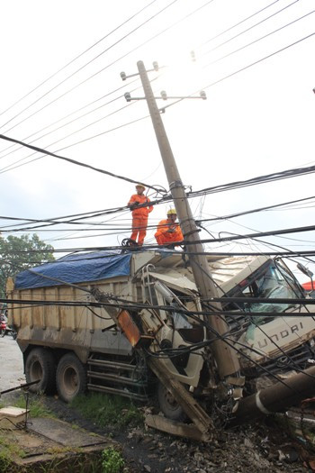 Hiện trường sự cố xe tải 15 tấn tông hàng loạt cột điện gây mất điện và hệ thống thông tin liên lạc ở TP.Biên Hòa, tỉnh Đồng Nai.