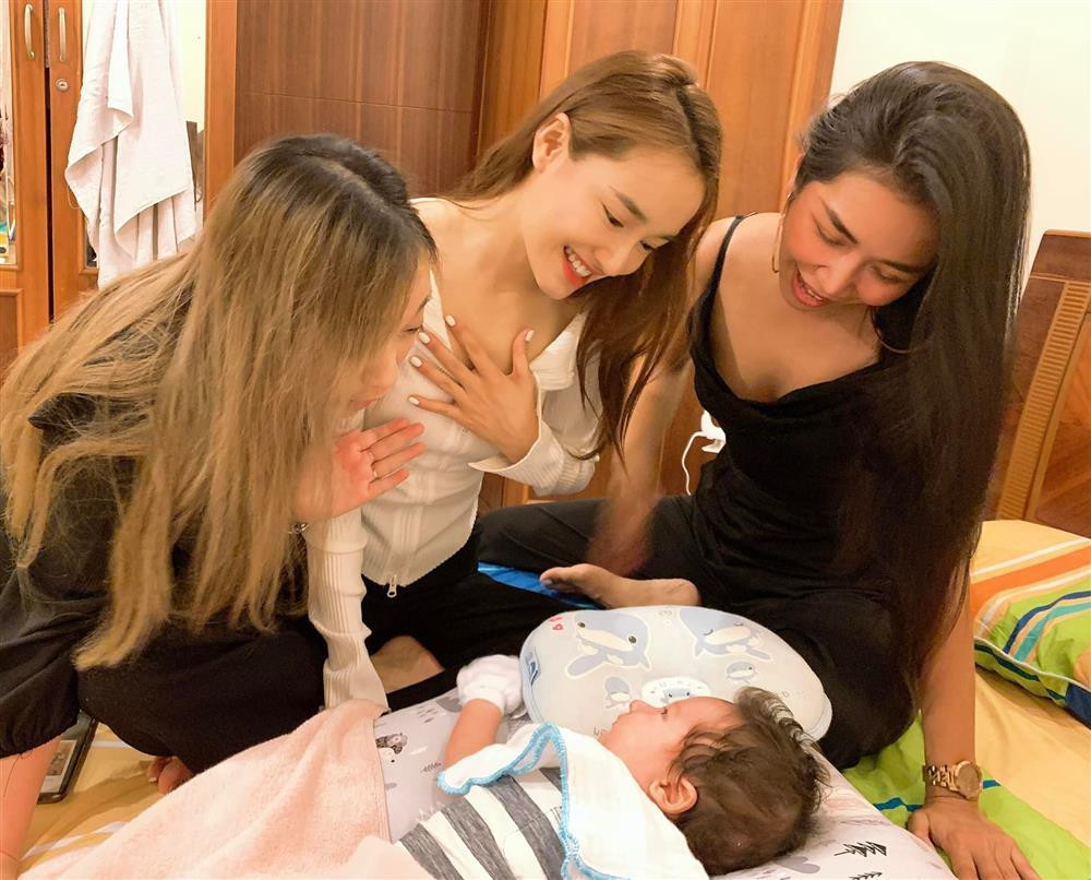 Hoang Oanh 'ket sui gia' Nha Phuong, 'lo ngai' khi cac be gap go