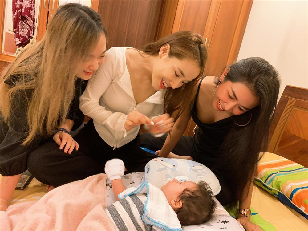 Hoang Oanh 'ket sui gia' Nha Phuong, 'lo ngai' khi cac be gap go-Hinh-2