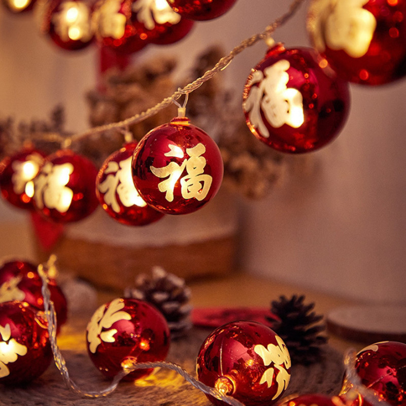 Đồ trang trí lễ hội ở cổng/cửa. Cổng/cửa là nơi ra vào. Nếu có thể nhìn thấy đồ trang trí lễ hội hoặc đồ thủ công ngay khi bước vào cổng/cửa nhà, nó sẽ mang lại cho mọi người cảm giác vui vẻ và phấn khởi, tâm trạng sẽ tốt hơn.