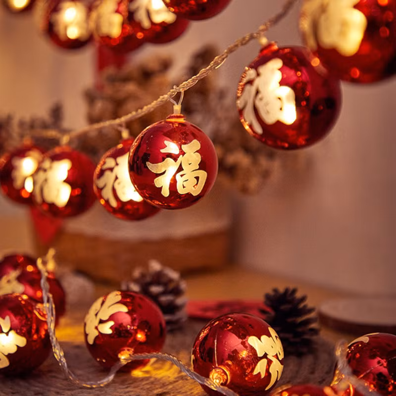 Đồ trang trí lễ hội ở cổng/cửa. Cổng/cửa là nơi ra vào. Nếu có thể nhìn thấy đồ trang trí lễ hội hoặc đồ thủ công ngay khi bước vào cổng/cửa nhà, nó sẽ mang lại cho mọi người cảm giác vui vẻ và phấn khởi, tâm trạng sẽ tốt hơn.