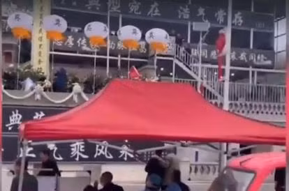 Dai gia chi nui tien mo tiec, lam dam tang cho cha day song mang xa hoi