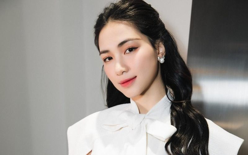 Hòa Minzy cũng là cái tên thường xuyên dính thị phi xoay quanh các phát ngôn của mình với người hâm mộ. Vì lẽ đó, cô nàng liên tục phải gửi lời xin lỗi, từ đó tên Hòa Minzy cũng đổi thành "Hòa Sorry".