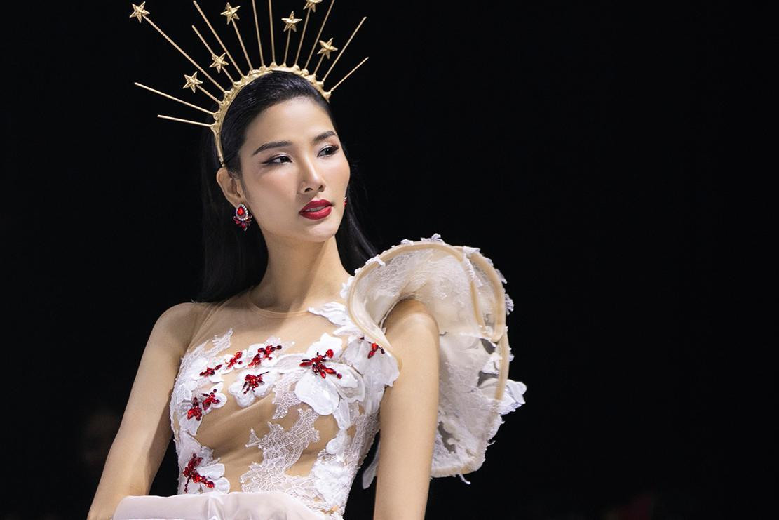 Cụ thể, trong một bức hình được đăng tải trên trang cá nhân của Hoàng Thùy, một fan hâm mộ vì quá lo lắng cho cô đã bình luận rằng: "Chị gầy quá chị ơi". Với bình luận này, ai cũng hiểu rằng fan lo lắng cho sức khỏe của Hoàng Thùy chứ không hề có ý định chê bai nhưng cô lại nhanh chóng "nổi đóa" và đáp trả rằng: "Gầy của chế cắt được ra tiền nha baby, bớt chê lại".