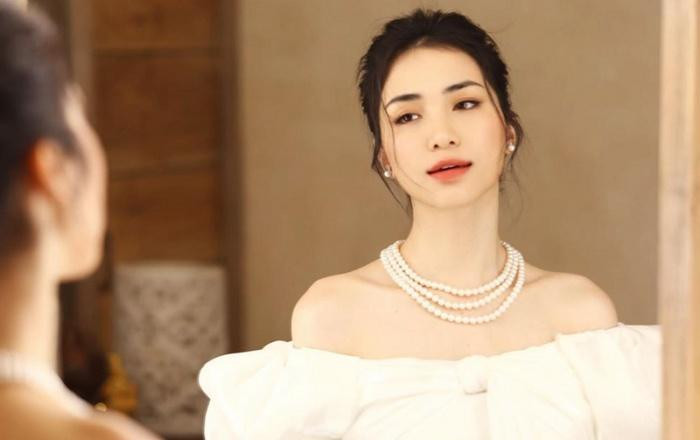 Đỉnh điểm của những ồn ào có lẽ là khi Hòa Minzy khiến khán giả không đồng tình thậm chí là "ném đá" kịch liệt khi có hành động đáp trả cực gay gắt chính fan hâm mộ của mình trên mạng xã hội Instagram.