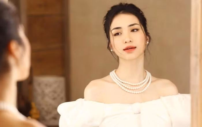 Đỉnh điểm của những ồn ào có lẽ là khi Hòa Minzy khiến khán giả không đồng tình thậm chí là "ném đá" kịch liệt khi có hành động đáp trả cực gay gắt chính fan hâm mộ của mình trên mạng xã hội Instagram.