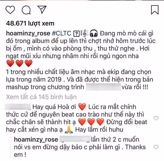 Cụ thể, dưới phần bình luận, nhiều người hâm mộ để lại nhận xét sau khi nghe bản thu âm này. Một thành viên góp ý: “Lúc ra mắt chính thức cứ để nguyên beat cao trào như thế này thì chắc chắn sẽ thành hit ạ. Đừng đổi beat hay cắt xén gì nha ạ". Thay vì gửi lời cảm ơn tới fan hâm mộ của mình, Hòa Minzy lại bất ngờ có phản ứng vô cùng gay gắt. Cô trả lời: "Lần thứ 2 chị muốn nói với em đừng dạy bảo chị phải làm gì".