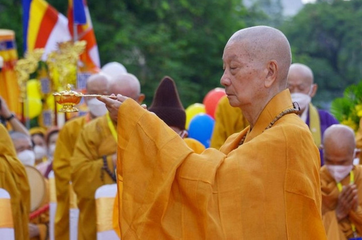 Trang nghiem dai le Phat dan tai Viet Nam Quoc Tu-Hinh-2