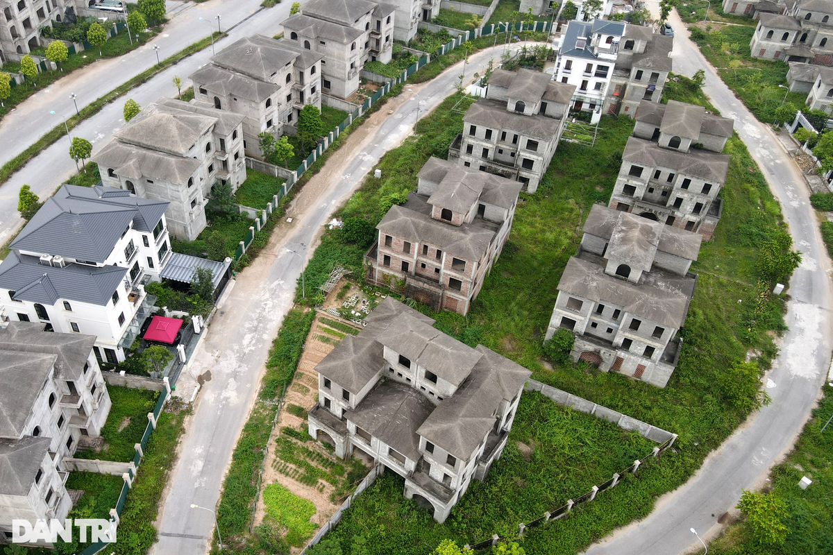 Khu đô thị Nam An Khánh có quy mô hơn 280ha, tuy nhiên trong quá trình triển khai, một phần diện tích đã được chuyển cho nhà đầu tư thứ cấp triển khai và đã đưa vào sử dụng. Còn phần diện tích được Sudico triển khai đang tồn tại nhiều dãy biệt thự bỏ hoang. Số căn biệt thự hoàn thiện về ở khá thưa thớt, ít và rải rác nhiều nơi.