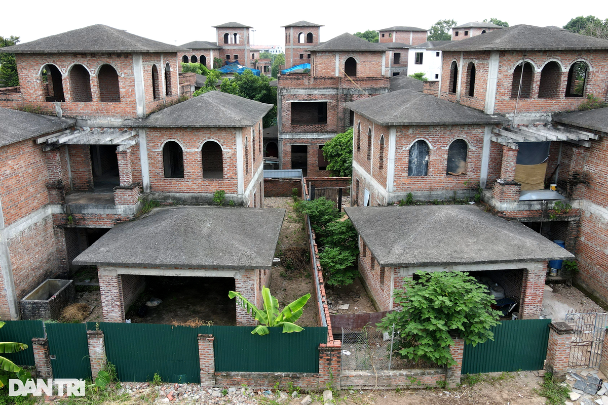 Theo khảo sát của Dân trí, giá các căn biệt thự bỏ hoang tại Khu đô thị Nam An Khánh đã tăng nhanh trong giai đoạn gần 3 năm vừa qua. Cá biệt, một số căn biệt thự góc đơn lập có diện tích 415m2 đã xây dựng xong phần thô đang có giá bán 31 tỷ đồng, tương đương khoảng gần 75 triệu đồng/m2.