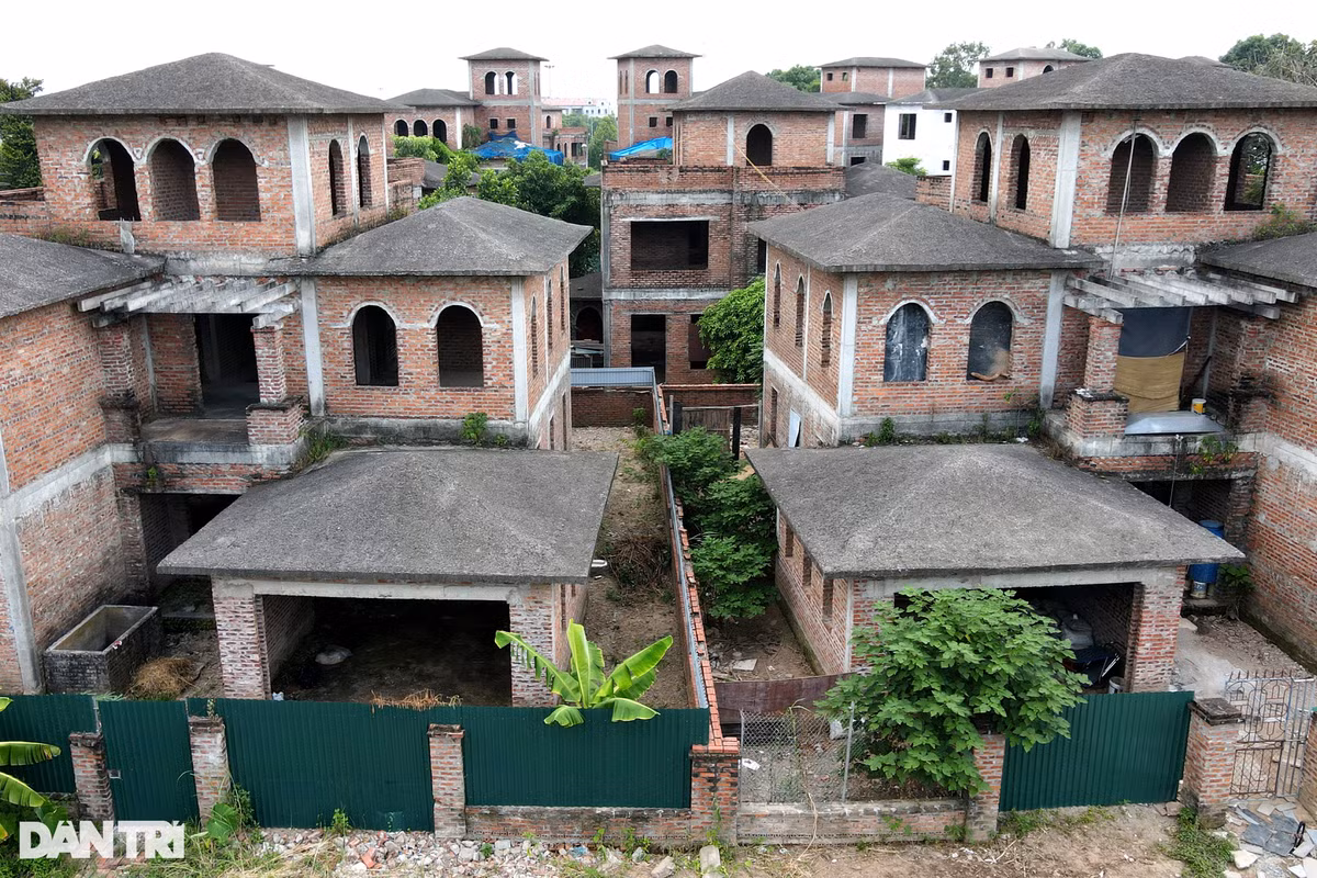 Theo khảo sát của Dân trí, giá các căn biệt thự bỏ hoang tại Khu đô thị Nam An Khánh đã tăng nhanh trong giai đoạn gần 3 năm vừa qua. Cá biệt, một số căn biệt thự góc đơn lập có diện tích 415m2 đã xây dựng xong phần thô đang có giá bán 31 tỷ đồng, tương đương khoảng gần 75 triệu đồng/m2.