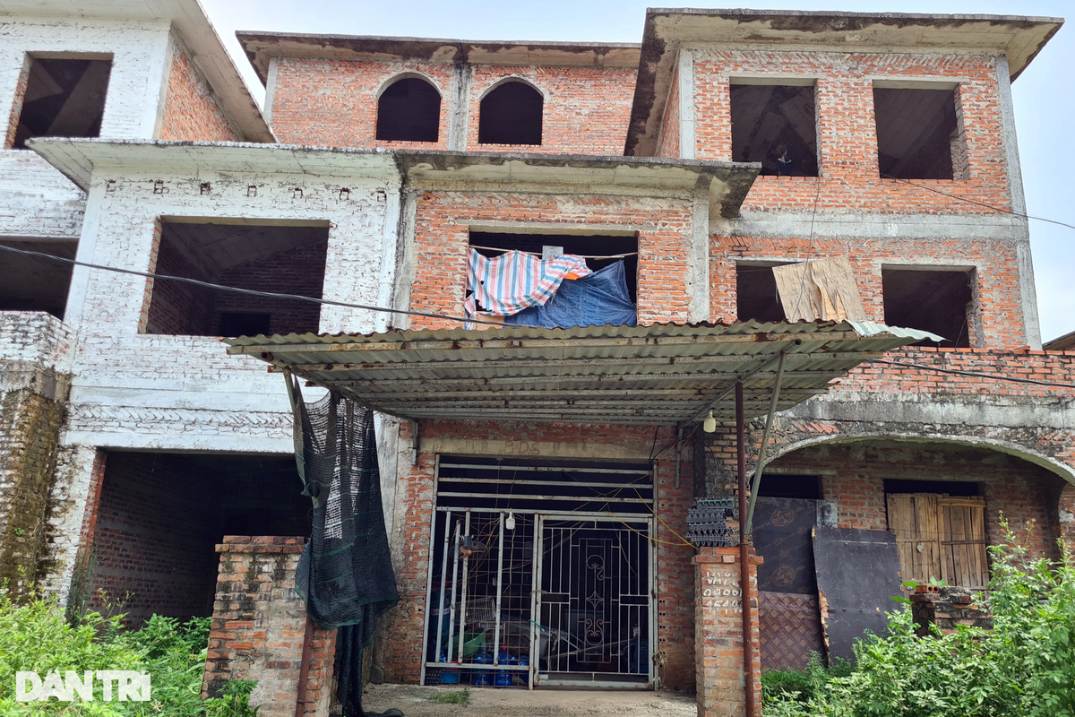 Một số ít căn biệt thự xây dựng xong phần thô tại khu đô thị này được tận dụng làm chỗ ở tạm cho người lao động.