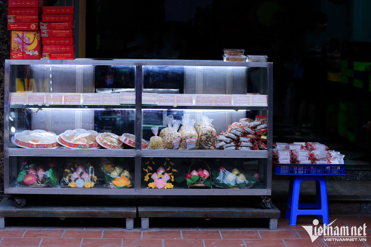 Cảnh tượng trái ngược ở một số cửa hàng bán bánh Trung thu Canh tuong trai nguoc o mot so cua hang ban banh Trung thu