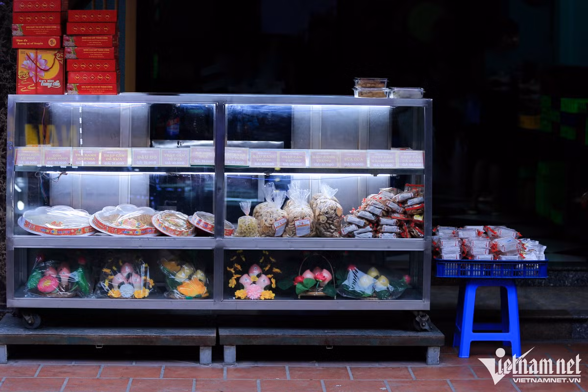 Canh tuong trai nguoc o mot so cua hang ban banh Trung thu