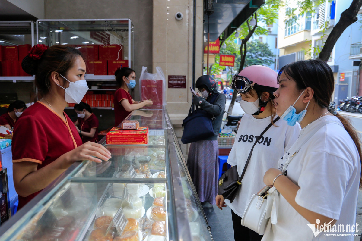 Cảnh tượng trái ngược ở một số cửa hàng bán bánh Trung thu - Hình 9 Canh tuong trai nguoc o mot so cua hang ban banh Trung thu-Hinh-9