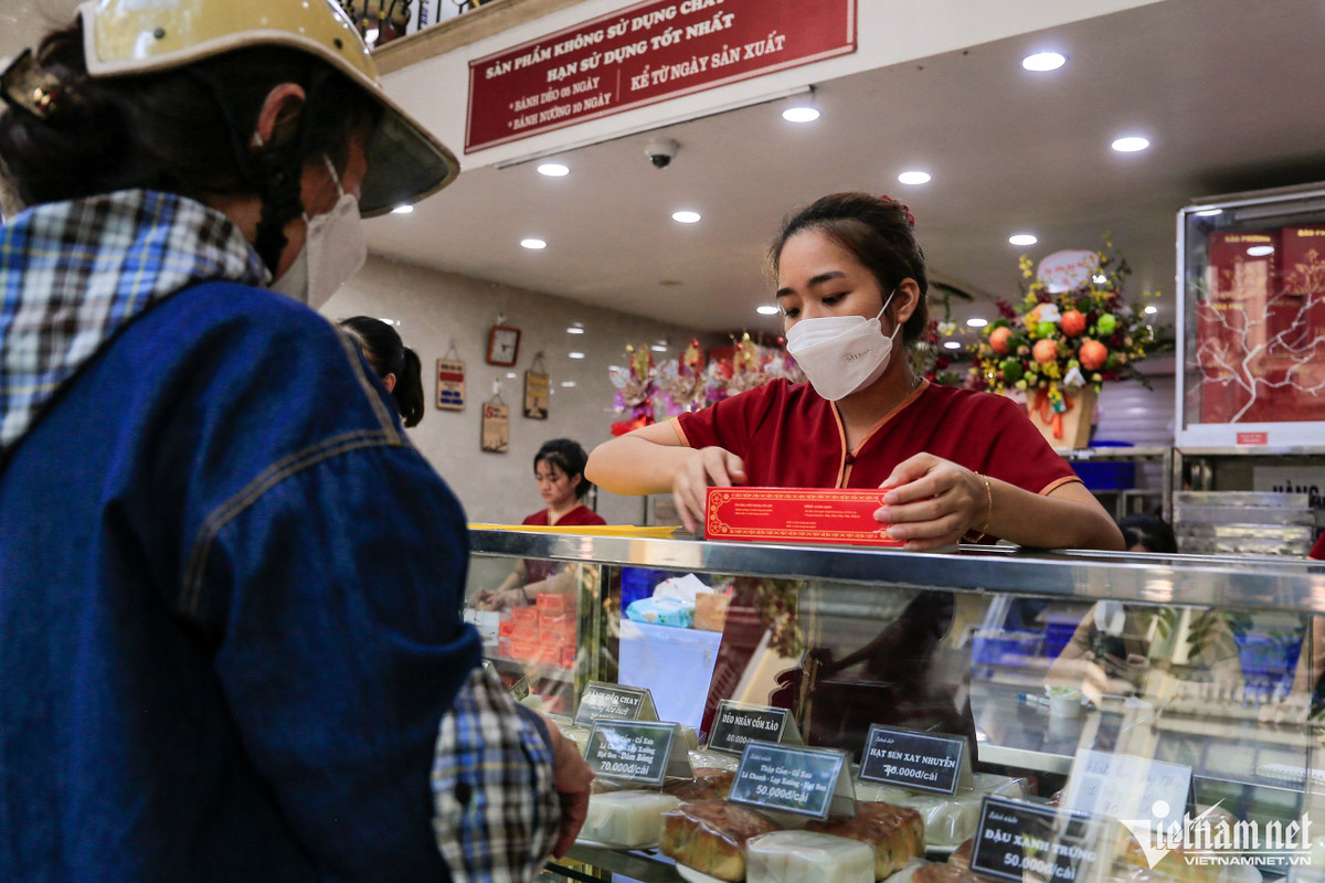 Cảnh tượng trái ngược ở một số cửa hàng bán bánh Trung thu - Hình 10 Canh tuong trai nguoc o mot so cua hang ban banh Trung thu-Hinh-10