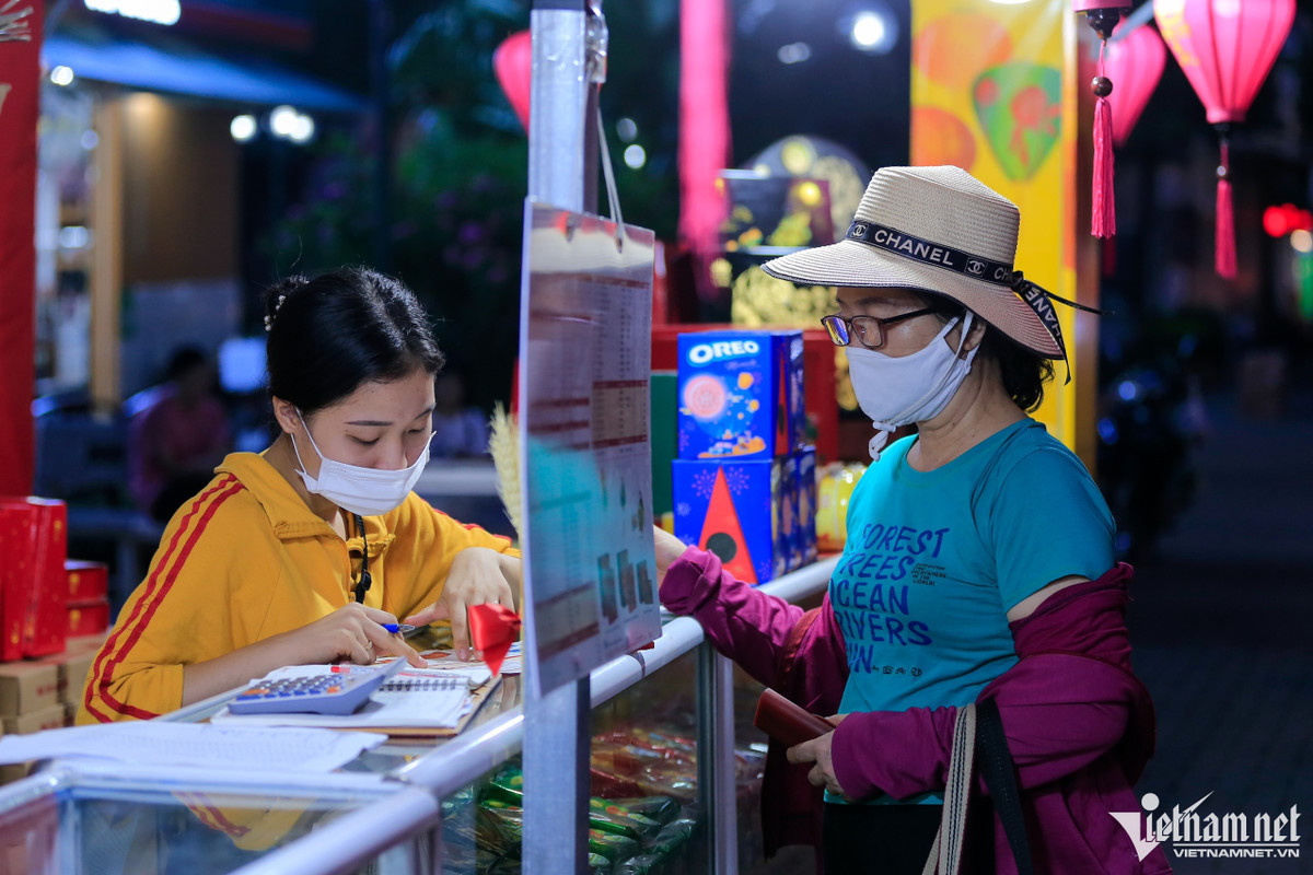 Cảnh tượng trái ngược ở một số cửa hàng bán bánh Trung thu - Hình 5 Canh tuong trai nguoc o mot so cua hang ban banh Trung thu-Hinh-5