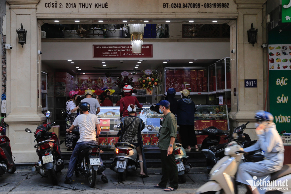 Cảnh tượng trái ngược ở một số cửa hàng bán bánh Trung thu - Hình 7 Canh tuong trai nguoc o mot so cua hang ban banh Trung thu-Hinh-7
