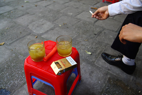 Cơ quan chức năng cảnh báo, trà đá nhiễm khuẩn E. coli sẽ gây hại cho rất nhiều người, vì đối tượng sử dụng loại đồ uống này rất lớn. Trước đó, đã từng có thông tin các nhà sản xuất chè trộn bùn và phân lân vào để giúp nước chè xanh hơn, gây tâm lý hoang mang đối với người sử dụng.