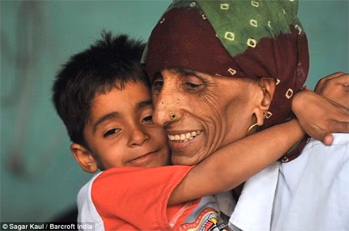 Bà Rajo Devi Lohan, 74 tuổi, ngụ tại Ấn Độ, trở thành người phụ nữ già nhất thế giới sinh con ở tuổi 69.