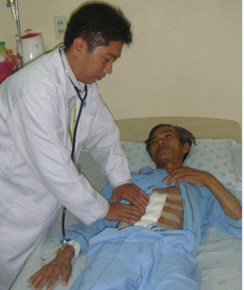 ThS.BS Trần Minh Bảo Luân, đơn vị phẫu thuật mạch máu Bệnh viện Đại học Y Dược TPHCM đang khám cho bệnh nhân Võ Minh V.