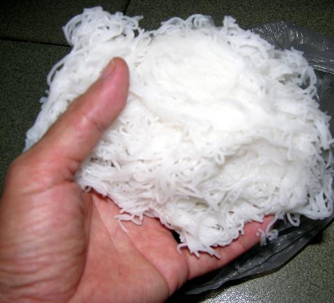 Bún ở cả chợ và siêu thị đều phát hiện chất cực độc Tinopal.