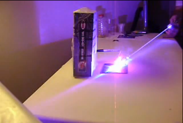 Đen laser có công suốt cực lớn có thể đốt cháy mọi vât