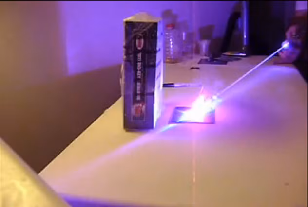 Đen laser có công suốt cực lớn có thể đốt cháy mọi vât