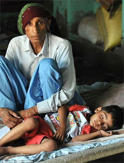 Giờ đây, khi ở độ tuổi 74, vợ chồng bà đang hạnh phúc bên cô con gái bé nhỏ 5 tuổi tên Naveen.