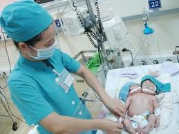 Tại thời điểm đó, các bác sĩ ở bệnh viện Nhi Đồng 1 cho biết, việc tiến hành phẫu thuật tách riêng hai bé thì rất khó, vì bé bên phải bị tim bẩm sinh, còn bé phía bên trái xuất hiện tình trạng xuất huyết tiêu hóa, do đó sức khỏe hai bé khá yếu. Nên việc tách hai bé là không hề đơn giản, có khi nguy hiểm đến tính mạng chung cho hai bé vì cơ thể bệnh nhi còn rất yếu thêm vào đó lại có nhiều mạch máu chung cho hai cơ thể.