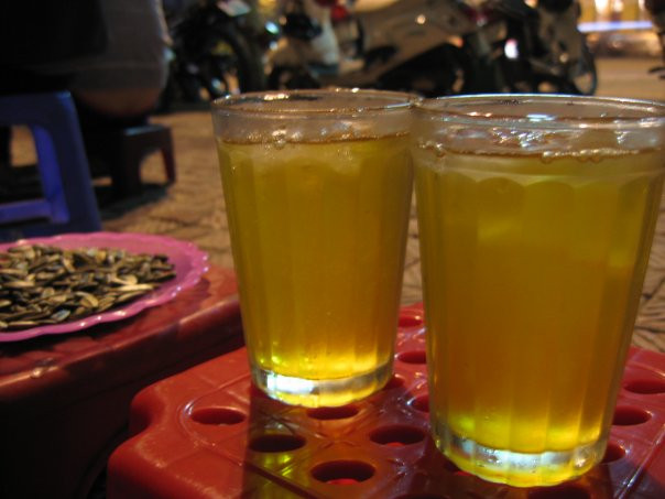 Một loại nước uống được sử dụng nhiều nhất tại các quán nước vỉa hè đó là trà đá.