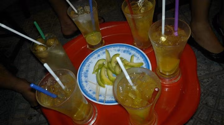 Nhiều mẫu nước uống vỉa hè bị phát hiện có khuẩn E.coli