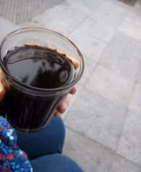 Theo đó, cơ quan chức năng phát hiện trong nhân trần còn có cả men mốc, E.coli, B.cereus (vi khuẩn gây ngộ độc thực phẩm), chì và cadimi.