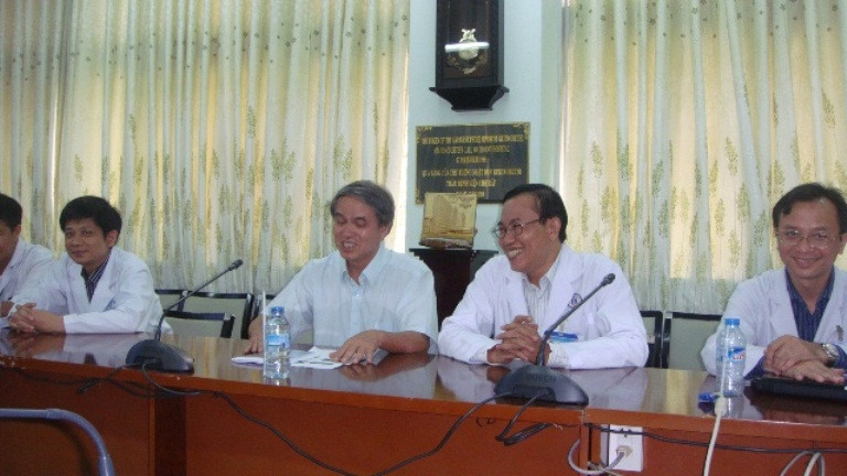 PGS.TS.BS Phạm Thọ Tuấn Anh - Trưởng khoa Hồi sức Phẫu thuật tim BV Chợ Rẫy, Trưởng Bộ môn ngoại Lồng ngực Tim mạch Đại học Y Dược TP HCM đang thông tin về ca bệnh cho báo giới