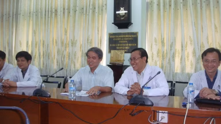 PGS.TS.BS Phạm Thọ Tuấn Anh - Trưởng khoa Hồi sức Phẫu thuật tim BV Chợ Rẫy, Trưởng Bộ môn ngoại Lồng ngực Tim mạch Đại học Y Dược TP HCM đang thông tin về ca bệnh cho báo giới