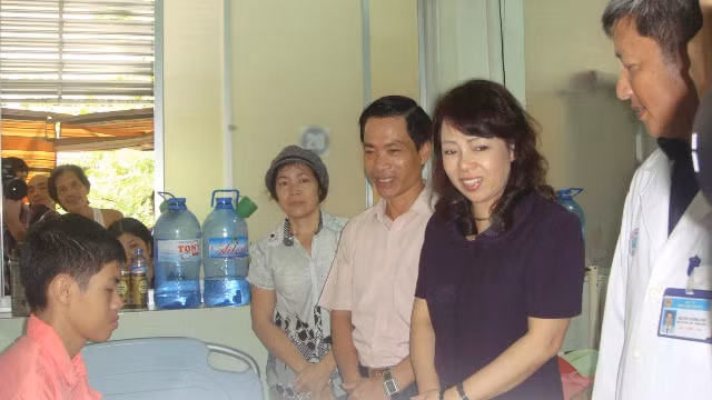 Bộ trưởng Bộ Y tế Nguyễn Thị Kim Tiến đã đến thăm hỏi sức khỏe và tặng quà cho cháu Khuê