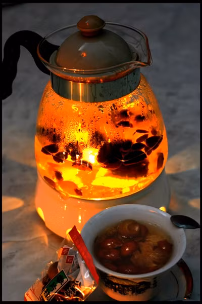 Trà bát bảo từ lâu đã được biết đến là thức uống bổ dưỡng và rất mát đối với cơ thể trong ngày hè. Tuy nhiên trong đợt kiểm tra này tại một số cơ sở trên phố Cát Linh cũng đã phát hiện khuẩn E.coli trong đó.