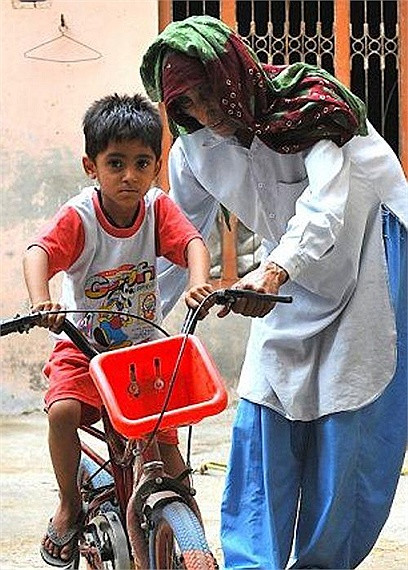 Ước mơ duy nhất của bà bây giờ đó là được trông thấy đám cưới của cô con gái Naveen.